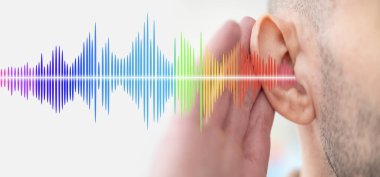 Genç adam kulaklığı yakın dinleme, ses dalgası, akustik işitme sistemi, işitme testi, koklear implant, dinleme cihazı.
