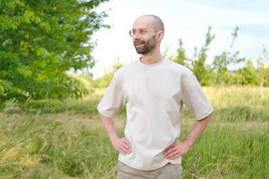 Doğada 30 yaşında ciddi bir genç adam, Dudaklara İnce Gülümseme, Psikoloji ve Etki, Ciddiyet ve Kararlılık, Üçüncü Yıldaki Akıl Sağlığı, Aktif Yaşam Tarzı