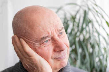 Kafkasyalı olgun bir adam acı veren kulağını yakın tutuyor, işitme kaybı, kulak rahatsızlığı, işitme testi, Akut Otitis Medya, Tanılama ve Tedavi, Kulak Sorunlarını Önleme