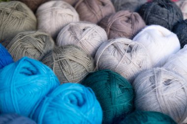 Tekstil sanatları, hobiler ve boş vakitler, yaratıcı atölyeler ve temalı aktiviteler için örgü iğneleri ve tığ işi için çok renkli iplikler, yün iplikler.