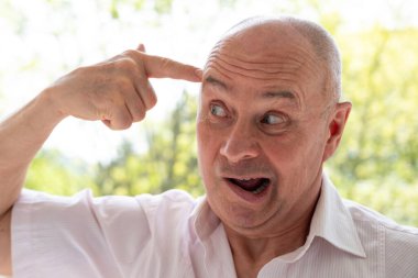 Gözlerindeki pırıltıyı gören, hayatın basit zevklerini kucaklayan, neşeli, son sınıf öğrencisi, sıcaklığı ve bulaşıcı kahkahaları saçan biri.