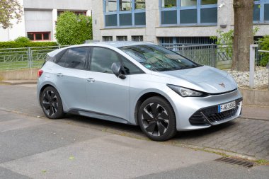 elektrikli açık mavi araba CUPRA caddede, teknoloji İspanyol SEAT Cupra şirketi markası, Otomotiv Endüstrisi, Liderlik ve Yenilikler, Frankfurt, Almanya - 18 Nisan 2024