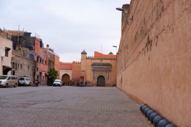 Otomobil ve motosiklet trafik yolları Afrika şehri Marakeş, Kentsel ulaşım, modern ulaşım ve antik mimari, günlük yaşam, Marakeş, Fas - 7 Ocak 2024