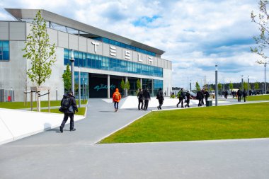 Çeşitli çalışma grupları Gigafactory Berlin-Brandenburg, Tesla işçileri vardiya üstüne fabrikayı, Avrupa, Berlin, Almanya 'da otomotiv endüstrisi üretimi - 26 Nisan 2024