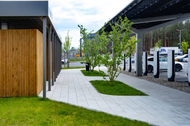 Ücretsiz şarj istasyonu, Tesla-Supercharger v4 Lounge, Avrupa 'daki Power Charger ev, alternatif enerji, teknoloji ve yenilik, Berlin, Almanya - 26 Nisan 2024