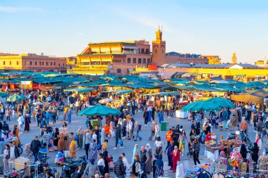 Marakeş 'teki Jamaa el Fna Meydanı, El-Koutoubia Camii, gelenek ve antik Fas gelenekleri, yaşam ve kültürel zenginlik, Marakeş, Fas - 7 Ocak 2024