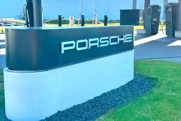 Porsche Şarj Lounge Bingen am rhein, Power Charger elektrikli araç, şarj istasyonu, Avrupa 'da elektrikli araç, alternatif enerji, teknoloji ve yenilik, Bingen, Almanya - 9 Ocak 2023