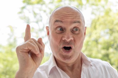 İlham kıvılcımıyla işaret eden 65 yaşındaki bir adam dikkatleri üzerine çekiyor, hayatın basit zevklerini kucaklıyor, hayat dolu emekliliğinin sıcaklığını yayıyor.