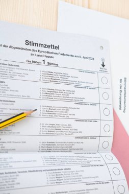 Liste partileri, güvenlik zarfı, vatandaşlık görevi ve vatandaşlık katılımlı Avrupa Parlamentosu 'nun Almanca oy pusulası belgeleri, Frankfurt - 16 Mayıs 2024