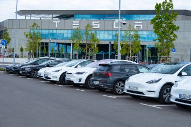 Gigafactory Berlin-Brandenburg önündeki birçok Tesla elektrikli otomobili, Avrupa 'daki otomotiv endüstrisi, sürdürülebilir ve verimli tesis, Berlin, Almanya - 26 Nisan 2024