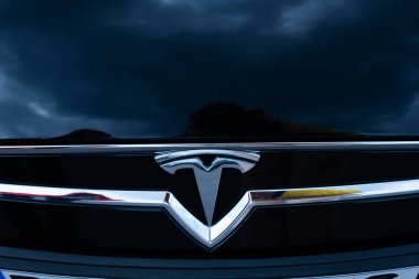 Siyah elektrikli tesla model S, otomotiv endüstrisi, çevresel sürdürülebilirlik, Berlin, Almanya - 26 Nisan 2024