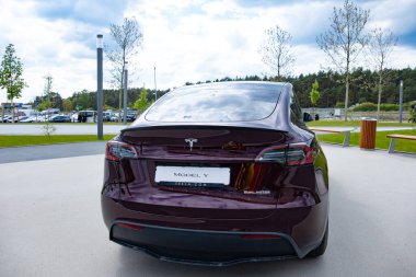 Burgundy Tesla model elektrikli araba Gigafactory Berlin-Brandenburg, Avrupa otomotiv endüstrisi, sürdürülebilir ve verimli tesis, Berlin, Almanya - 26 Nisan 2024