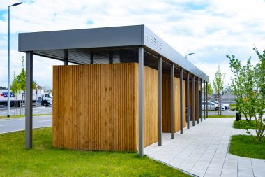 Tesla-Supercharger Lounge 'daki ahşap umumi tuvalet, Avrupa' daki Power Charger ev, kamu tesisleri, Daily Sanitation rutini, Berlin, Almanya - 26 Nisan 2024