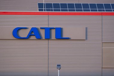 Reklam pankartı CATL Çağdaş Amperex Teknoloji Limited elektrikli araç pili üreticisi ön cephe binasında, sürdürülebilir gelişim Teknoloji, Arnstadt, Almanya - 05 Şubat 2024