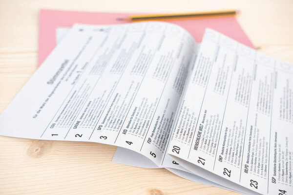 Почтовые избирательные бюллетени для Европейского парламента на немецком языке со списком партий, конвертом безопасности, гражданским долгом и гражданским участием, Франкфурт - 16 мая 2024 года