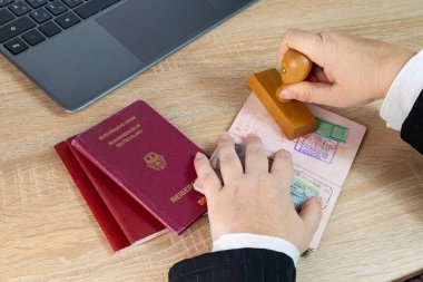 Yabancı pasaportları, vize izinlerini ve giriş izinlerini, Sınır Güvenliği ve Kontrol noktalarını titizlikle denetleyen kadın sınır devriye memurlarının yakın çekimleri