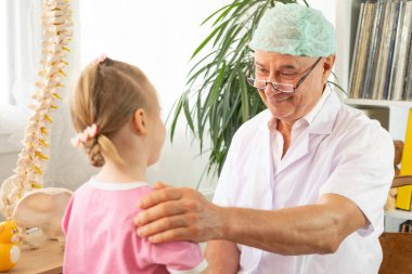 Genç hasta, çocuk 5 yaşında, doktor randevusu, doktor konsolu kızı, omuz omuza, mesleki destek, sağlık değerlendirmesi 