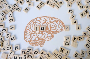 Beyin silueti, kelime IQ, ahşap harfler, ahşap arka planda zeka katsayısı, başarıyı ifade eden nicel gösterge, akıl seviyesi kavramı, entelektüel başarılar.