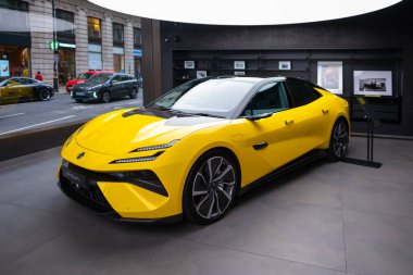 Yeni sarı pilli hiper-elektrik Lotus Emeya sergi salonunda, İngiliz spor otomobil Lotus Otomobili Limited, otomotiv endüstrisi 2024, Londra 'da çevre temizliği aracı fuarı - 22 Mayıs 2024