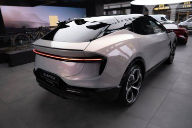 Yeni gümüş pilli hiper-SUV Lotus Eletre galeride, İngiliz spor otomobil Lotus Arabaları Limited, otomotiv endüstrisi 2024, Londra 'da çevre temizliği aracı fuarı - 22 Mayıs 2024