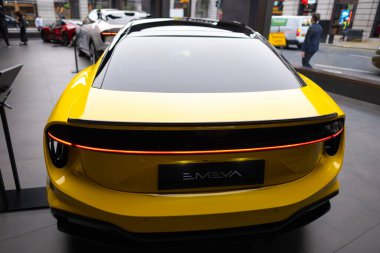 Yeni sarı pilli hiper-elektrik Lotus Emeya sergi salonunda, İngiliz spor otomobil Lotus Otomobili Limited, otomotiv endüstrisi 2024, Londra 'da çevre temizliği aracı fuarı - 22 Mayıs 2024