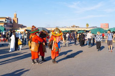 Egzotik su taşıyıcılar, antik sokaklarda turistler Marakeş, Jamaa el Fna Meydanı, gelenekler Fas, yaşam ve kültürel zenginlik ile dolu, Marakeş, Fas - 7 Ocak 2024
