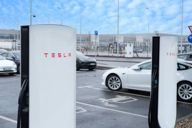 Tesla-Supercharger V4 Alman Deutscher Fabrik Giga Berlin, Gigafactory Berlin-Brandenburg, Avrupa 'da elektrikli araç, teknoloji ve yenilik, Berlin, Almanya - 19 Şubat 2024
