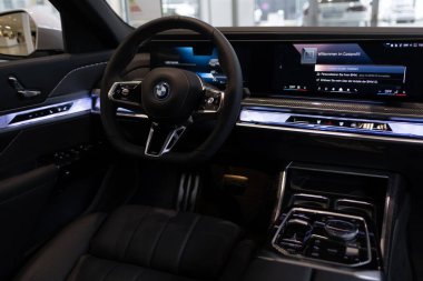 siyah iç mekan, direksiyon, merkez konsol bmw 7er Limousine G70, lüks güçlü bmw i7 all-elektrik sedan, otomotiv endüstrisinde gelişmiş teknoloji, Frankfurt, Almanya - 4 Mart 2024