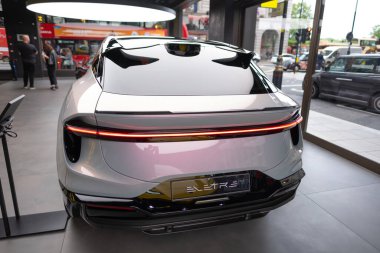 Sergi salonunda gümüş pil-elektrikli Lotus Eletre, İngiliz spor otomobil Lotus Otomobili Limited, otomotiv endüstrisi 2024, Londra 'da çevre temizliği aracı fuarı - 22 Mayıs 2024