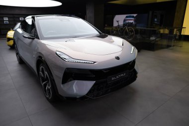 Yeni gri pilli hiper-SUV Lotus Eletre galeride, İngiliz spor otomobil Lotus Otomobili Limited, otomotiv endüstrisi 2024, Londra 'da çevre temizliği aracı fuarı - 22 Mayıs 2024