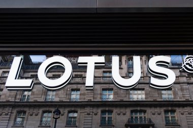 Lotus Reklam Logosu, afiş, araba galerisi, İngiliz Lotus Arabaları Şirketi Otomobil Üreticisi Otomobil Salonu, Satış Ofisi, Londra 'da şirket markası tabelası - 22 Mayıs 2024
