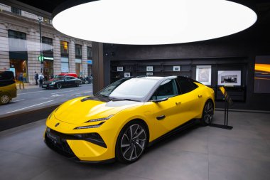 Yeni sarı pilli hiper-elektrik Lotus Emeya sergi salonunda, İngiliz spor otomobil Lotus Otomobili Limited, otomotiv endüstrisi 2024, Londra 'da çevre temizliği aracı fuarı - 22 Mayıs 2024