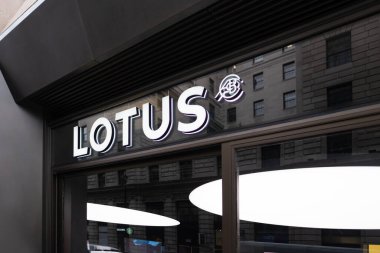 Lotus Reklam Logosu, afiş, araba galerisi, İngiliz Lotus Arabaları Şirketi Otomobil Üreticisi Otomobil Salonu, Satış Ofisi, Londra 'da şirket markası tabelası - 22 Mayıs 2024