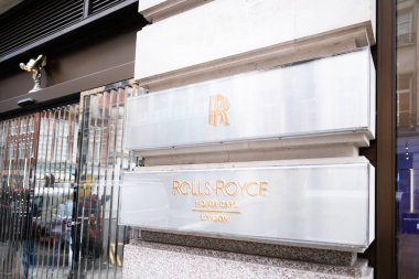 Rolls-Royce Reklam Logosu, afiş, araba galerisi, İngiliz Rolls-Royce Otomobil Otomotiv Üreticisi Otomobil Salonu, Satış Ofisi, Londra 'da şirket markası tabelası - 22 Mayıs 2024