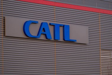 Reklam logosu CATL Çağdaş Amperex Technology Co. Cephe binasında sınırlı elektrikli araç bataryası üreticisi, Technology, Arnstadt, Almanya 'da sürdürülebilir kalkınma - 05 Şubat 2024