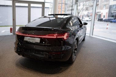yeni siyah Audi Q8 Sportback e-tron elektrikli araba, arka farlar, galeride limuzin dikiz penceresi, otomotiv endüstrisinde otomotiv yeniliği, Frankfurt, Almanya 'da Gelecek Mobilite Şovu - 4 Mart 2024
