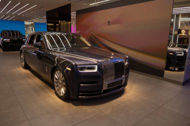 İngiliz siyah lüks limuzini Rolls-Royce Phantom VIII, dört tekerli direksiyon, üretilen Rolls-Royce Otomobil Otomobil Üreticisi Otomobil Salonu, Londra 'da Satış Ofisi - 22 Mayıs 2024
