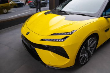 Yeni sarı pilli hiper-elektrik Lotus Emeya sergi salonunda, İngiliz spor otomobil Lotus Otomobili Limited, otomotiv endüstrisi 2024, Londra 'da çevre temizliği aracı fuarı - 22 Mayıs 2024