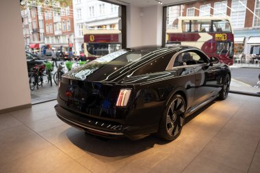 İngiliz siyah lüks limuzini Rolls-Royce Phantom VIII, dört tekerli direksiyon, üretilen Rolls-Royce Otomobil Otomobil Üreticisi Otomobil Salonu, Londra 'da Satış Ofisi - 22 Mayıs 2024