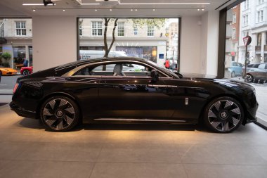 İngiliz siyah lüks limuzini Rolls-Royce Phantom VIII, dört tekerli direksiyon, üretilen Rolls-Royce Otomobil Otomobil Üreticisi Otomobil Salonu, Londra 'da Satış Ofisi - 22 Mayıs 2024