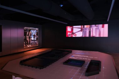 Tesla Bot Optimus robot robot robotu Tesla 'nın Giga Berlin lobisinde, duvarda büyük bir ekran, Yenilik otomotiv endüstrisi vizyonu olan fütüristik tasarım, Berlin, Almanya - 19 Şubat 2024