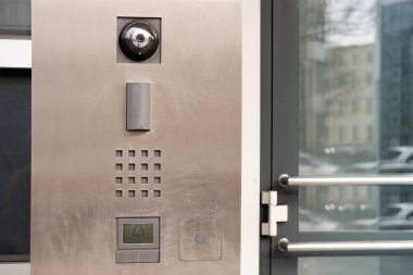 Ofisin önündeki modern kablosuz telefon, ziyaretçilerle iletişim kurmak için dahili telefon, tek başına iletişim aracı, insanların hareketlerini kontrol etmek için metal çağrı paneli.