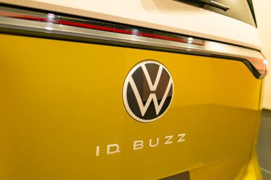 Klasik sarı elektrikli otobüs Volkswagen ID Buzz, eski moda havalı yeni moda yakıtla buluşuyor, otomotiv kültürü nostaljisi 1960 'larda, Volkswagen Grubu Forumu Berlin' de - 24 Nisan 2024