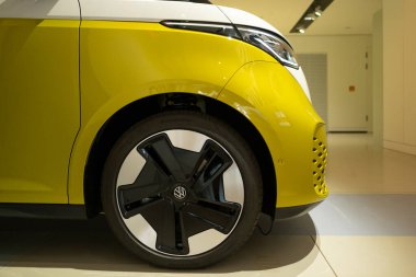 Klasik sarı elektrikli otobüs Volkswagen ID Buzz, eski moda havalı yeni moda yakıtla buluşuyor, otomotiv kültürü nostaljisi 1960 'larda, Volkswagen Grubu Forumu Berlin' de - 24 Nisan 2024