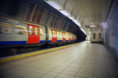 Bulanık Metropolitan Demiryolu Hız, modern günlük banliyö trenleri için hızlı ve verimli hizmet, parlak hız çizgileri olan hareket arabalı trafik