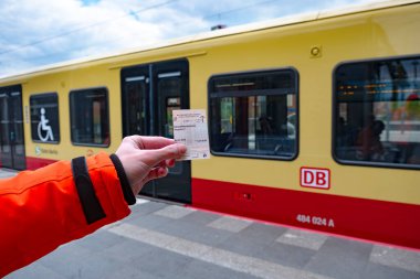 Deutsche Bahn bölgesel tren Berlin istasyonundan kalkıyor, bilet geç yolcu, toplu taşıma gecikmesi, günlük banliyö, Berlin - 25 Nisan 2024