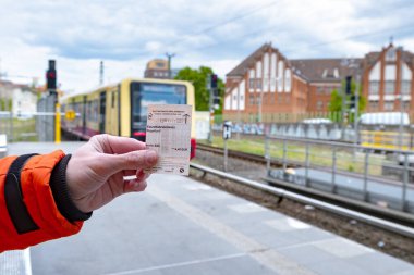 Deutsche Bahn bölgesel treni Berlin istasyonuna ulaşır, yolcu bileti, toplu taşıma gecikmesi, günlük ulaşım, Berlin - 25 Nisan 2024