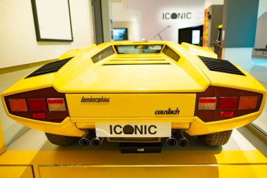 Sarı Lamborghini Countach lp400, İtalyan otomobil üreticisi Lamborghini 1974 'ten 1978' e kadar, otomotiv kültürü nostaljisi, Berlin 'de Volkswagen Grubu Forumu - 24 Nisan 2024