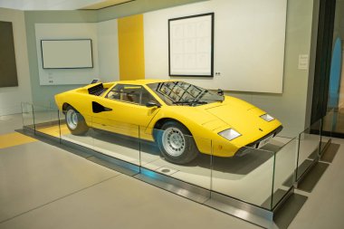 Sarı Lamborghini Countach lp400, İtalyan otomobil üreticisi Lamborghini 1974 'ten 1978' e kadar, otomotiv kültürü nostaljisi, Berlin 'de Volkswagen Grubu Forumu - 24 Nisan 2024