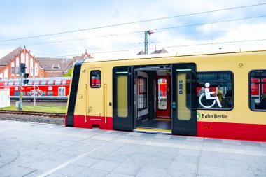 Deutsche Bahn bölgesel treni Berlin istasyonundan kalkmak üzere platformda bekliyor, toplu taşıma gecikmesi, Daily Commute, Berlin - 25 Nisan 2024